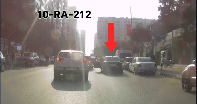 Bu sürücü nə etdiyini bilmir: Boş yeri qoyub yolun ortasında saxladı VİDEO