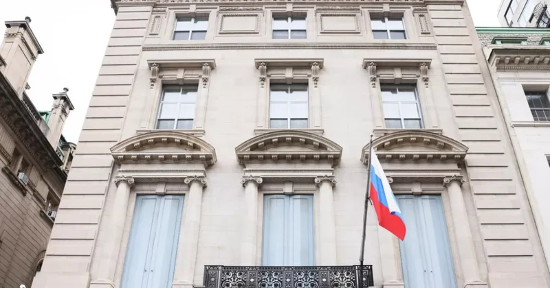 В США неизвестный попытался проникнуть в генконсульство России