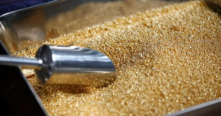 Dollar çökür, qızıl isə zirvədə qiyməti rekord səviyyəyə yüksəldi