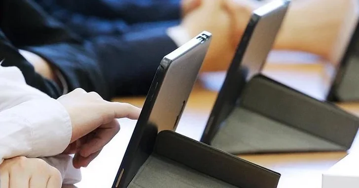 В Азербайджане обсуждают переход к цифровым учебникам