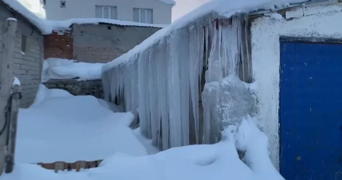 Kamçatkada yağan qarı GERİDƏ QOYDU! Bina hündürlüyündə qar yağdı