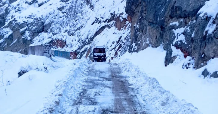 Quba Xınalıq yolunda qar uçqunu və ya torpaq sürüşməsi qeydə alınmayıb FOTO