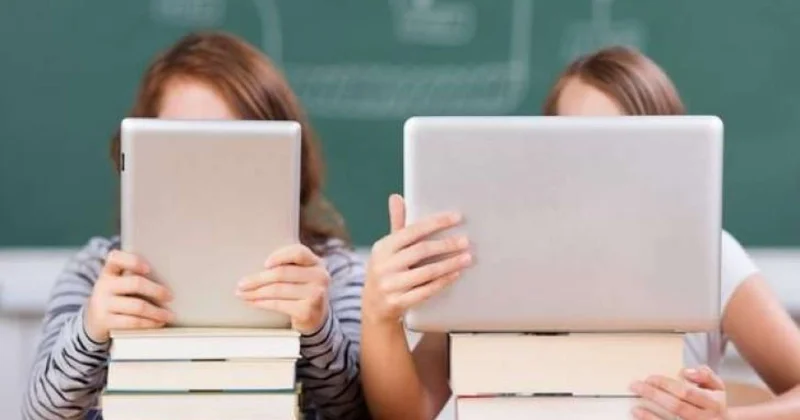 Dərsliklərin rəqəmsallaşdırılması müzakirə edildi Bu hansı problemləri həll edəcək?