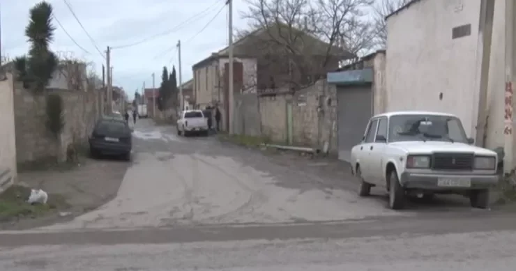 Saatlarla yolu keçə bilmirik Bakının qəsəbəsində SOS