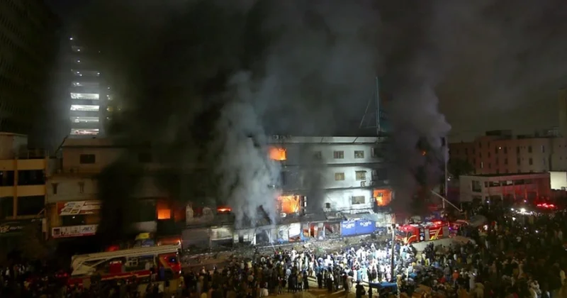 Pakistanda ticarət mərkəzində baş verən yanğında həlak olanların sayı 67 yə çatıb