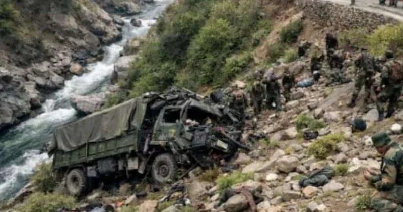 Hindistan ordusuna məxsus avtomobil dərəyə aşıb: Çox sayda ölən və yaralanan var