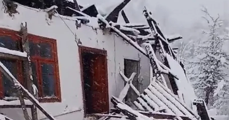 Lerikdə güclü qar evin dam örtüyünü uçurub FOTO