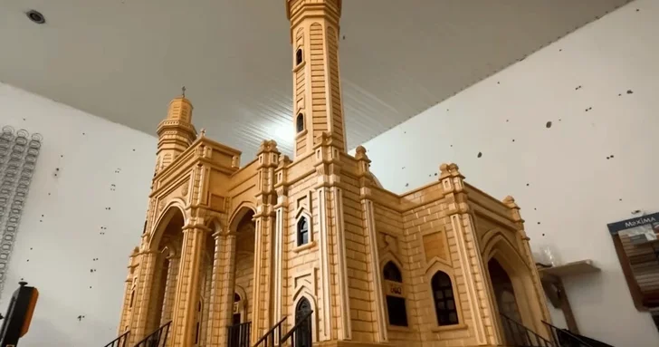 Мастер из Баку вручную изготовил масштабный макет мечети