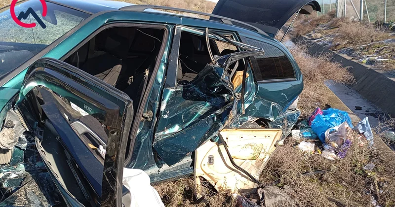 “Mercedes” buzlu yolda aşdı 2 nəfər yaralandı Fotolar