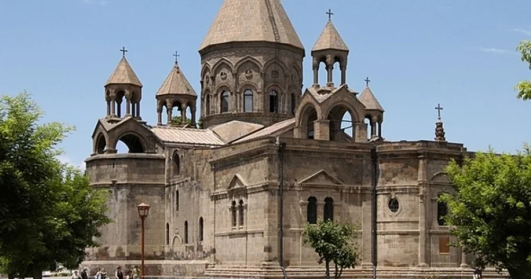 Eçmiədzinin qərarı Paşinyanı çətinə salıb