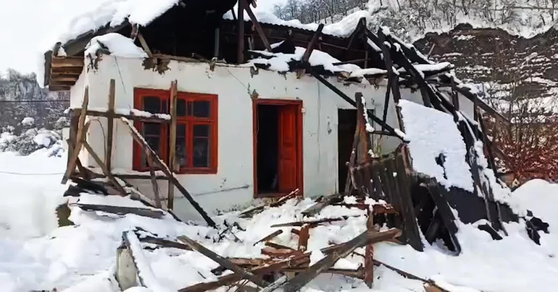 В Лерике обрушилась крыша дома ФОТО