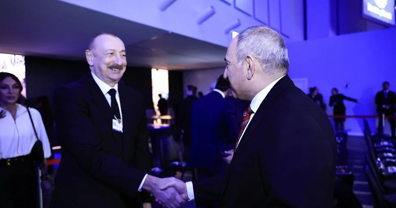 İlham Əliyevlə Paşinyan ayaqüstü söhbət etdilər