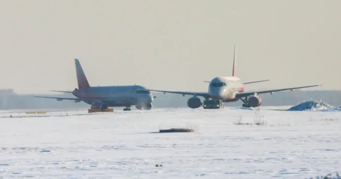 Göyərtəsində 335 sərnişinin olduğu təyyarə texniki nasazlıqla üzləşdi