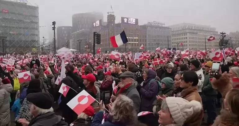 Danimarka xalqı Qrenlandiya üçün küçələrə çıxdı… Trampın papağı ilə istehza etdilər.