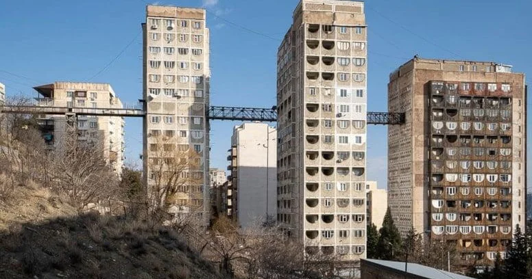 Dünyada bənzəri yoxdur: Binaları bir birinə niyə körpü ilə bağlayıblar?