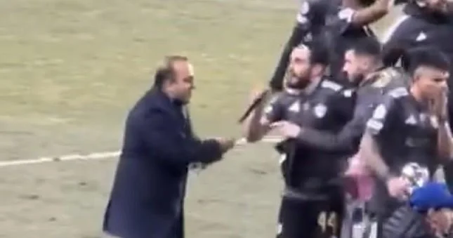 Mikrofonu Elvinin əlindən aldı Video