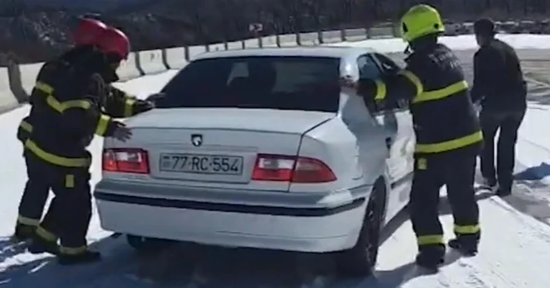 Buz bağlamış yollarda avtomobildə qalanlara kömək göstərilib