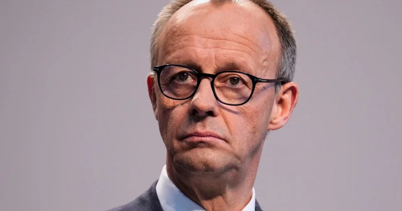 Çəhrayı rəngə boyayacaqdılar: Polis Fridrix Mertsin şəxsi təyyarəsini sıradan çıxarmaq istəyənləri saxlayıb