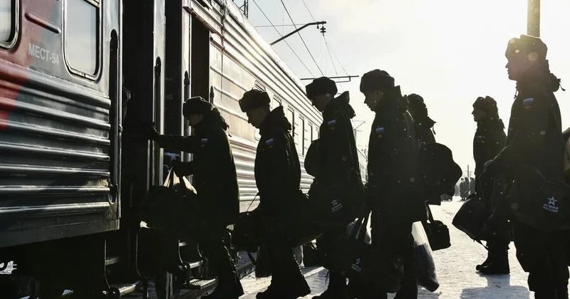 Подписывал лежа на полу: российских срочников вынуждают подписать договор под пытками