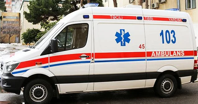 Təcili yardım ağır vəziyyətdə olan uşağı yolda atıb getdi Yol polisləri köməyə gəldi (VİDEO)