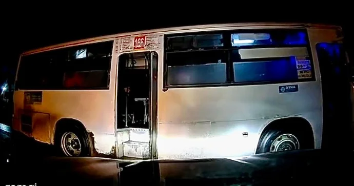 Avtobusu yolayrıcında saxlayıb sərnişin düşürən sürücü hərəkəti əngəllədi VİDEO