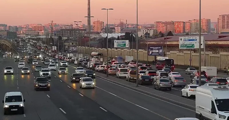 Paytaxtın bu küçələrində sıxlıq var SİYAHI