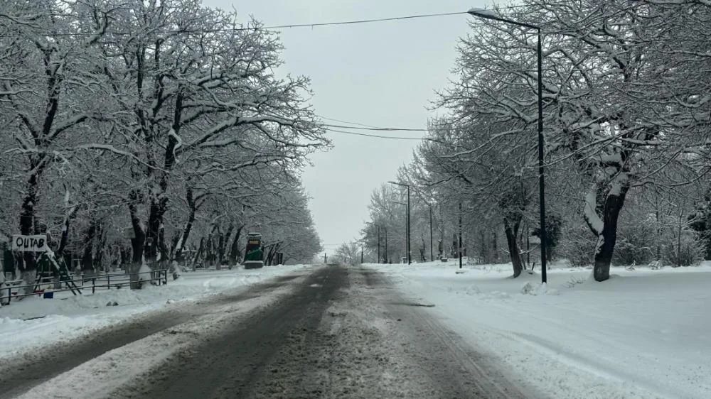 Ağsu dolaylarında qarla mübarizə: Yol açıqdır, amma təhlükə qalır