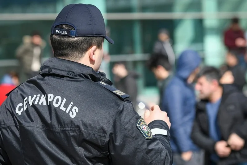 Çevik Polis Alayı qarlı gündə çətin vəziyyətdə olanlara kömək etdi