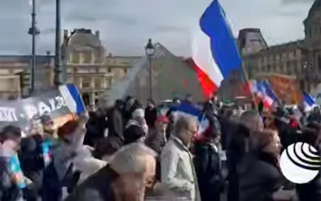 “Makron istefa!” Paris yenə qarışdı + Video