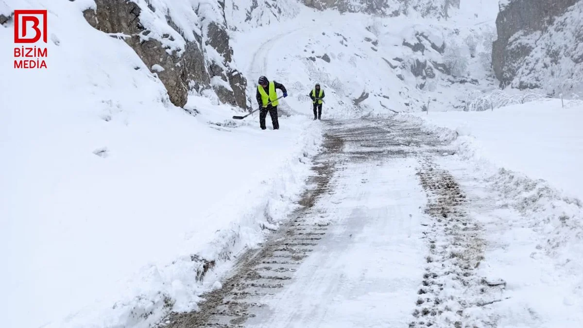 Quba Xınalıq yolu buz bağladı: qurumlar hərəkətə keçdi VİDEO