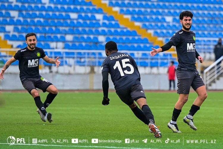 Bölgə klubu stadionun qardan təmizlənməsi üçün azarkeşlərdən kömək istədi