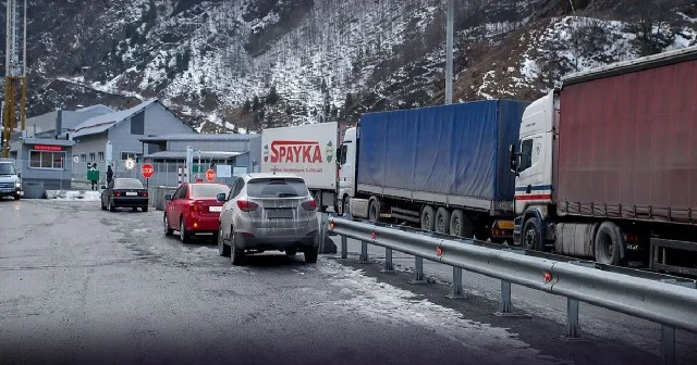 Gürcüstan Ermənistana gedən yük maşınlarını sərhəddən buraxmır