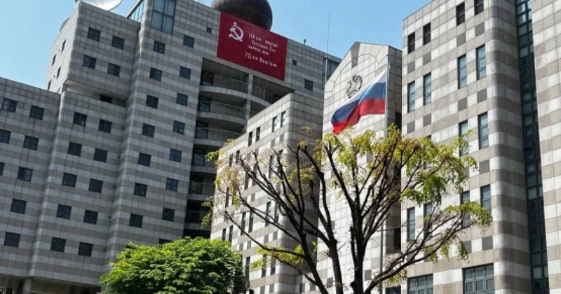 Сеул потребовал убрать баннер с Победой : посольство России отказалось