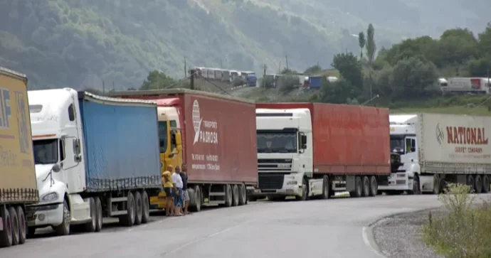 Gürcülər Ermənistana gedən yolu bağlayıblar