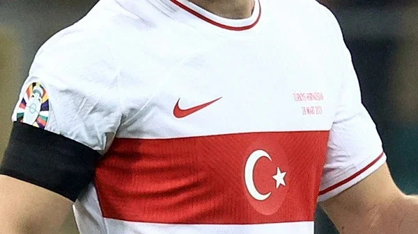 İki futbolçu Türkiyə millisinin heyətindən kənarlaşdırılıb