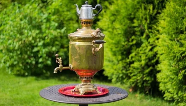 Ləzzətli samovar çayını necə dəmləmək olar? Samovarı yandırmaq və təmizləməyin qaydaları...