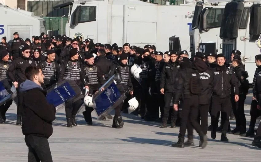 İmamoğlunun dindirildiyi Ədliyyə sarayı qarşısında təhlükəsizlik tədbirləri gücləndirilib