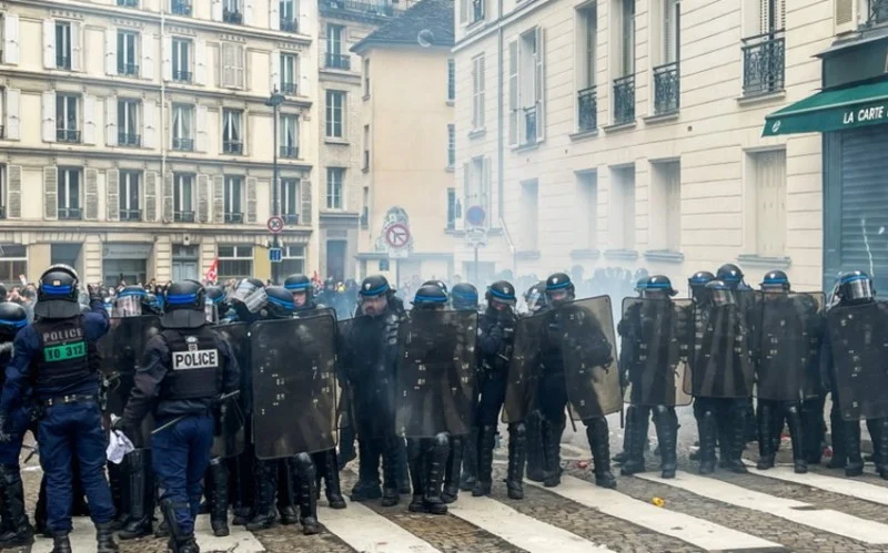 Fransa polisi 3 dinc nümayişçini yaralayıb