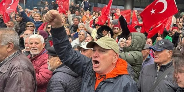 В Турции 343 человека задержаны в ходе протестов против задержания мэра Стамбула