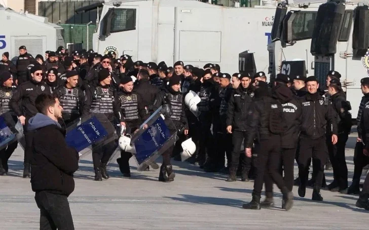 В Стамбуле усилены меры безопасности перед зданием суда, где допрашивался Экрем Имамоглу