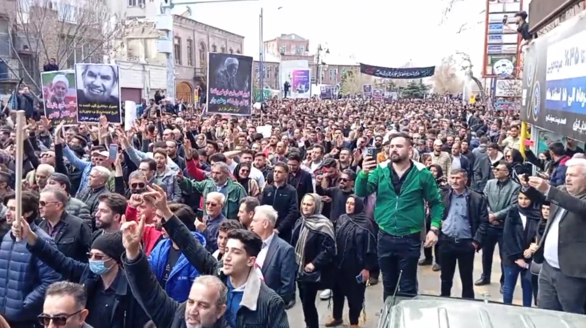 Азербайджанцы в Иране протестуют против переселения курдов на север страны