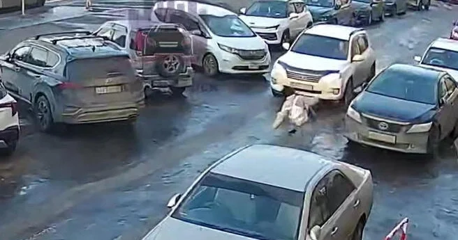 Девочка поскользнулась и залетела под машину ВИДЕО