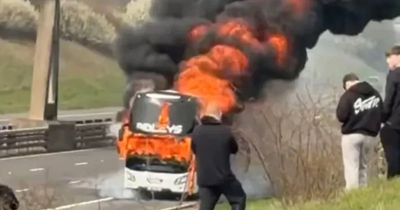 Azarkeşləri daşıyan avtobus yolda yanıb kül oldu Fotolar