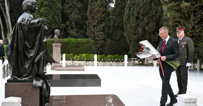 Latviya Prezidenti Fəxri və Şəhidlər xiyabanlarında Fotolar Yenilənib