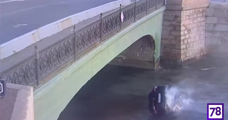 Машина упала в Обводный канал в Санкт Петербурге ВИДЕО