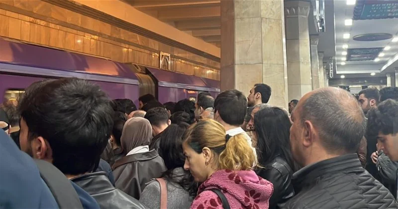 На ряде станций бакинского метро наблюдается плотный пассажиропоток