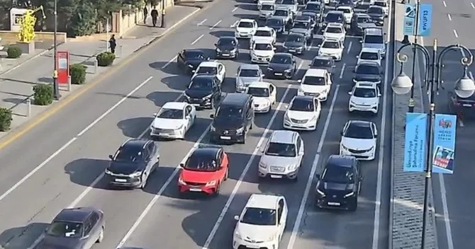 Bakıda 17 istiqamətdə nəqliyyatın sıxlığı yaranıb
