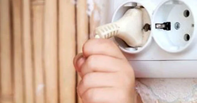 6 yaşlı uşağı elektrik vurub öldürdü