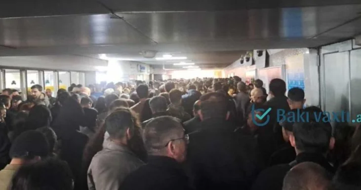 Metroda NƏ BAŞ VERİR?: Sıxlıq yarandı, sərnişinlər... FOTO