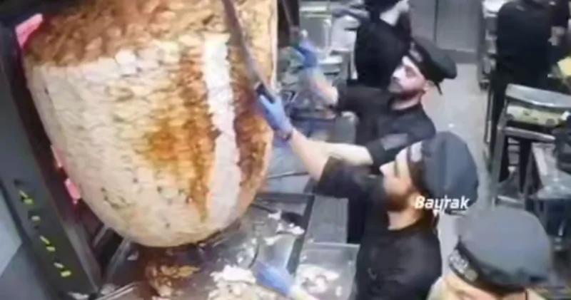 В Египте рухнул вертел с шаурмой весом в полтонны ВИДЕО
